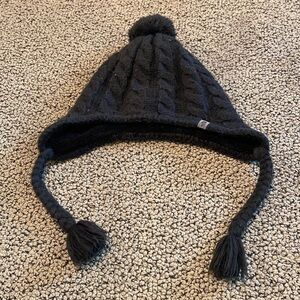 The North Face Black Pom Pom Hat Size Youth Medium in EUC